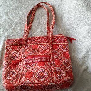 **👜 The Vera Bradley Medium Tote – Style Meets Everyday Function! 👜**